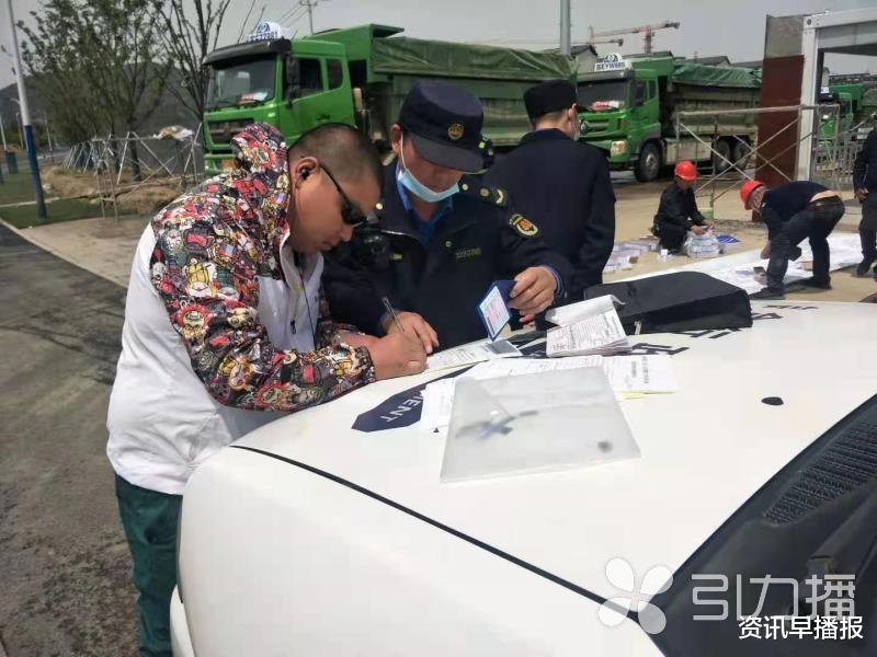 资讯早播报 工地渣土车污染路面 苏州枫桥城管及时“出手”