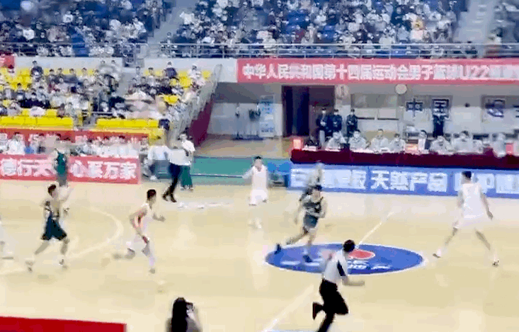 全运会|抱着强吻！张镇麟炸了！狂砍52分10板！全运会第一新秀诞生