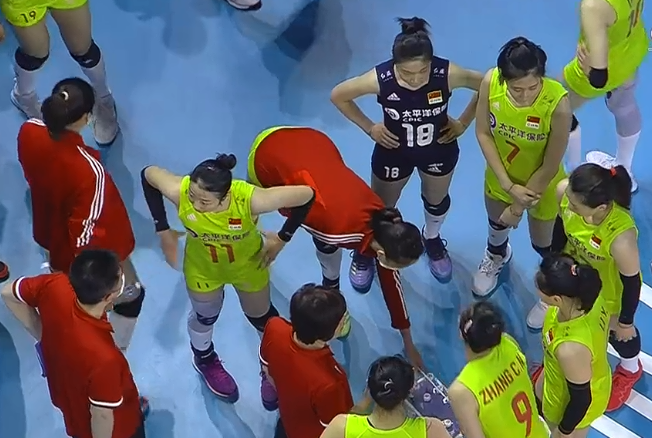 女排|看得憋屈！中國(guó)女排2：3送魚(yú)腩隊(duì)首勝，看看把郎指導(dǎo)急成什么樣了