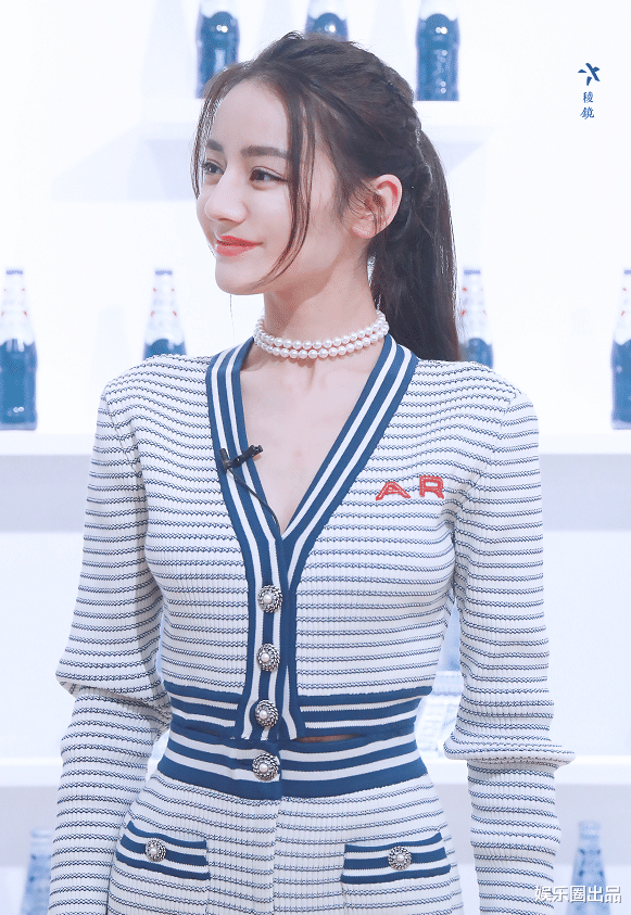 迪丽热巴|迪丽热巴的稚嫩真不是装的，穿“连体衣”现身，路人视角好显小