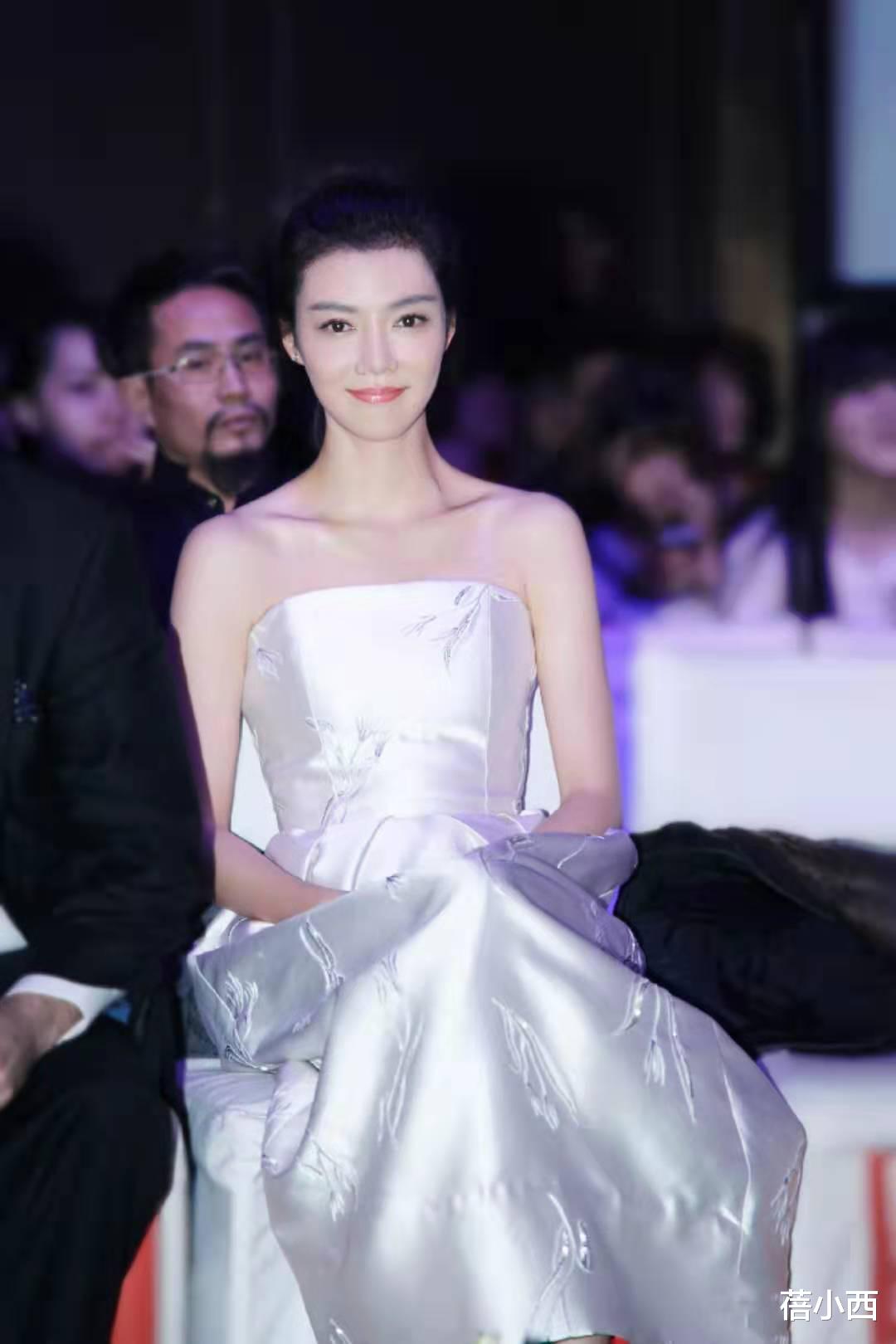 蓓小西|车晓离婚9年后状态回升，穿裸色连衣裙优雅大方，锁骨杀简直绝了