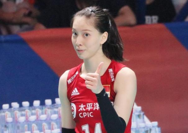 郎平|0：3被日本橫掃，郎平全程黑臉，女排姑娘替補席偷笑被批評