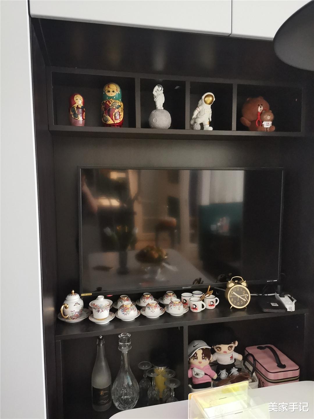 这位退休教师太有远见了,舍弃电视墙,全屋打满柜子,效果超高级!