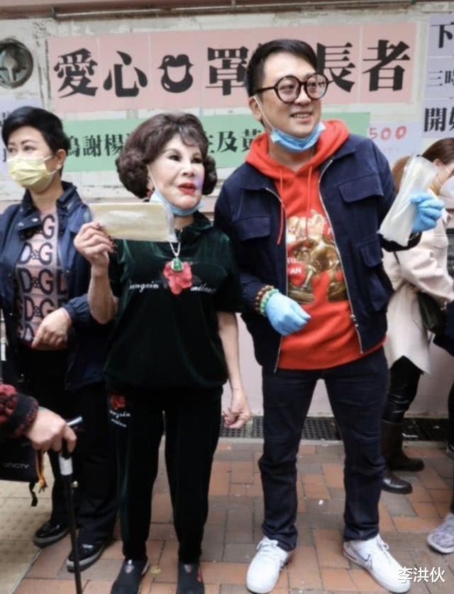 肖战|88岁老艺人黄夏蕙现身直播间卖货,被网友吐槽:像妖怪,太吓人了