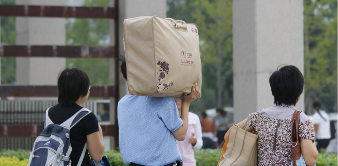 一更育儿|湖南多所高校学费太高,学生吐槽“念不起”,民办本科值得读吗?