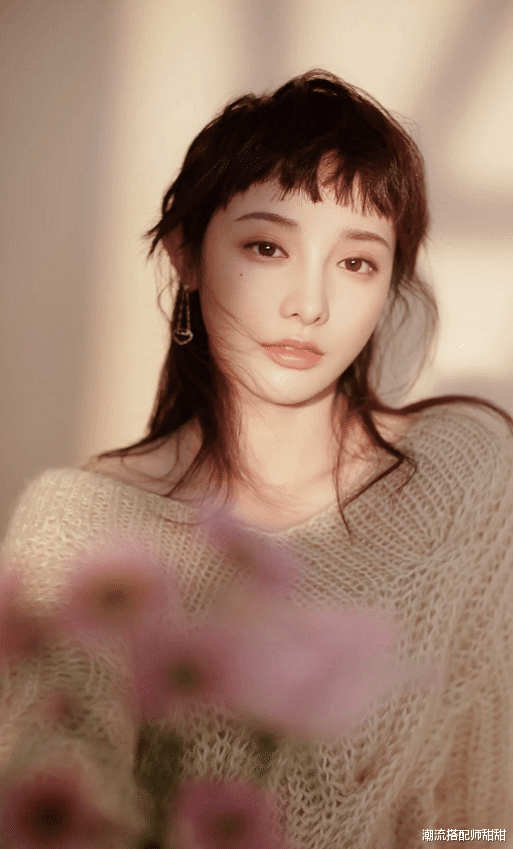 程潇 彭小苒这发型真不太成功，显得脸蛋圆润不少，皮肤也有点黄