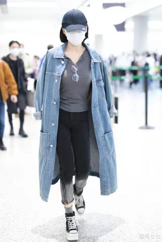 里尚七七 纯欲风算是被许晴玩明白了！一身牛仔看似休闲，针织小衫才是关键