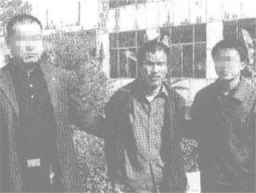 河南一初中女生,在寝室熟睡时被人抱走,2天后在坟地发现血衣
