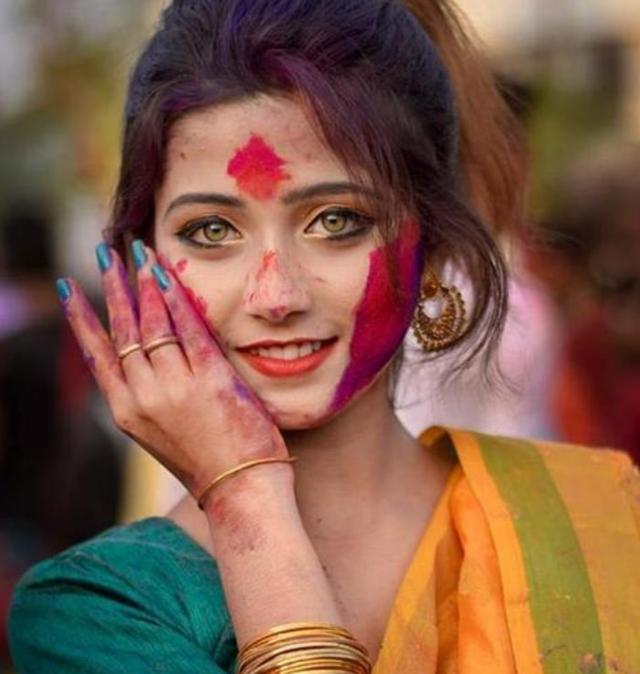 SUV 因“绿眼睛”走红的印度美女，整日被关在家中，原因让人哭笑不得