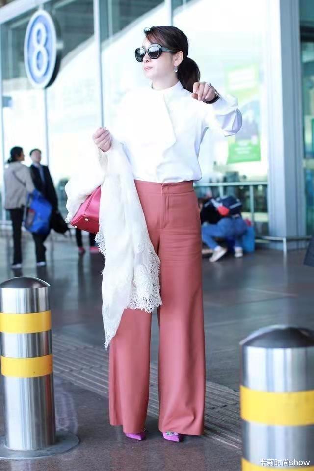 卡莉时尚show|王新军真是捡到宝,43岁秦海璐穿衬衫优雅端庄,一点没有阿姨味