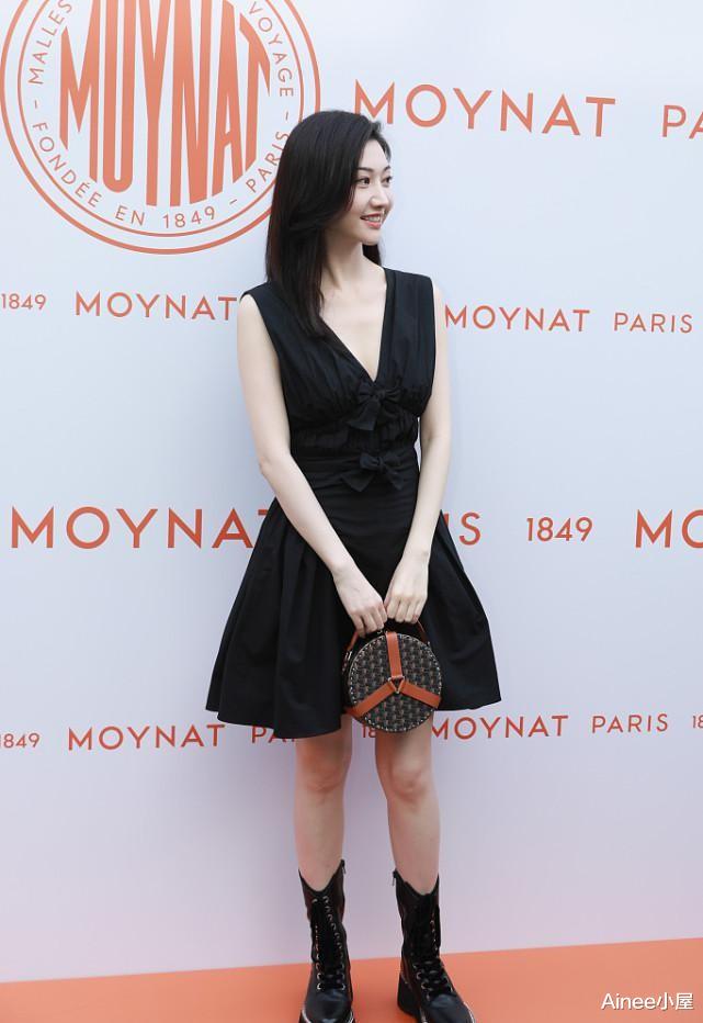 Ainee小屋|景甜身材真是加分项，穿没亮点的V领裙，细腰美腿吸睛程度更高