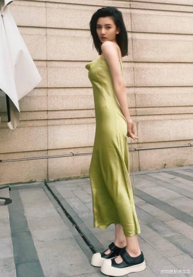时尚搭配师瓜瓜|宋祖儿难得秀一回身材，穿真丝吊带裙勾勒曲线，性感得不像23岁