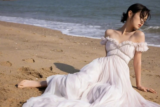 张子枫|国民闺女张子枫彻底大逆袭！穿露肩裙美成希腊公主，成红毯大赢家