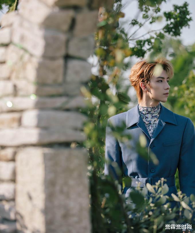 誉霖誉时尚|罗一舟穿收腰西装，粉丝直呼“精灵小王子”，仙境之旅，长腿吸睛