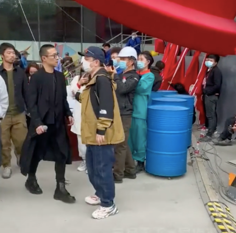 汪峰|49岁汪峰现身五一晚会，一双罗圈腿细如麻杆，被指瘦得只剩头