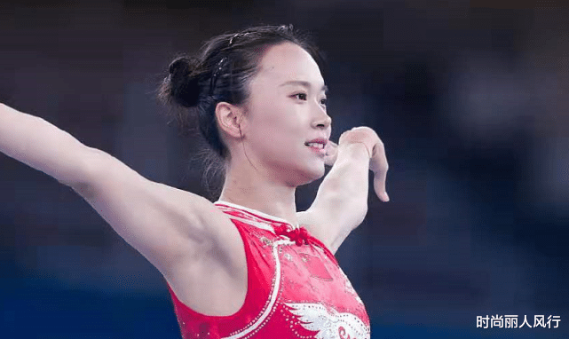 时尚丽人风行|蹦床冠军明星脸大爆火！朱雪莹“凤凰飞天”，穿中国红旗袍拿金牌