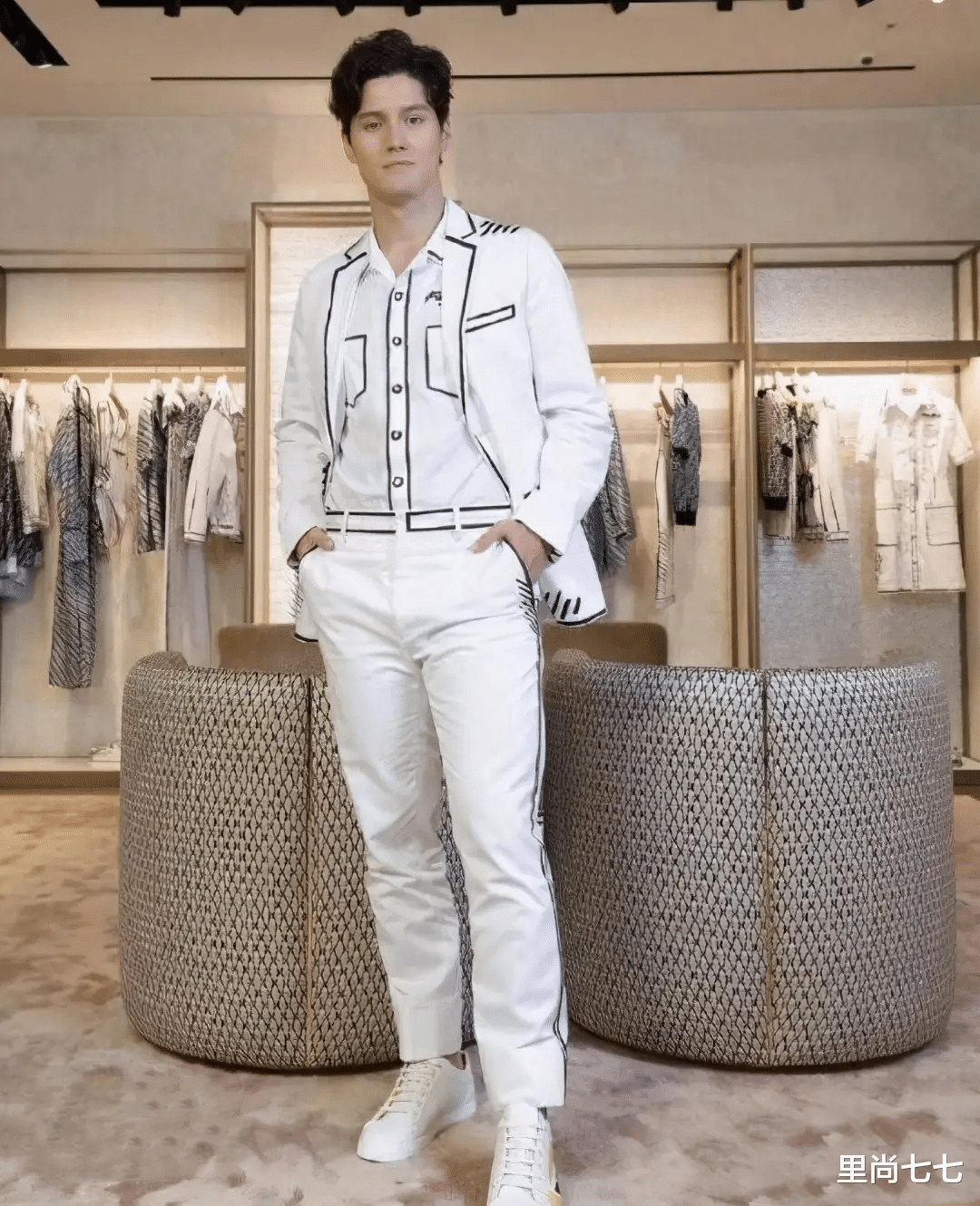 周华健|周华健为儿子庆生,90后儿子皮肤松弛似兄弟,他满口小牙太抢镜