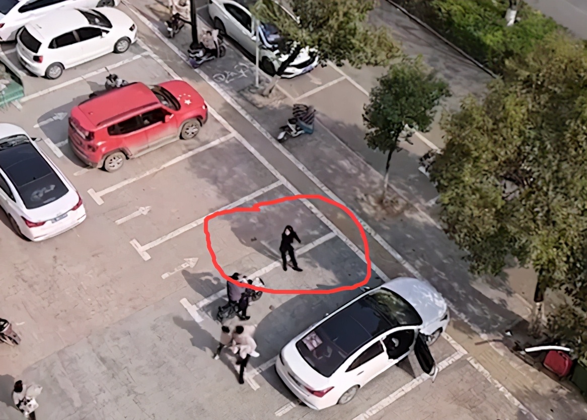 民生小鱼 安徽宿州：疑因丈夫出轨，女子在街头疯狂砸车，引路人驻足围观