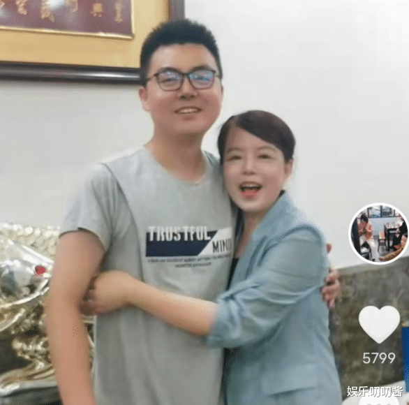 许敏|田静晒姚爸郭威合照，祖孙3人共用1张脸，这才是真正的一家人！