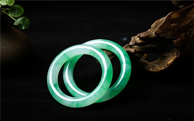 翡翠|翡翠应该如何来进行挑选？怎样才能避免买到假的的翡翠？