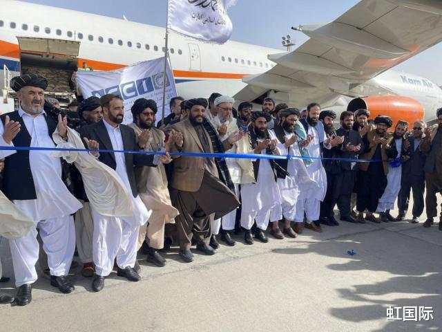 阿富汗松子出口中國，塔利班官員統一穿皮鞋送機，齊刷刷站一排-圖2
