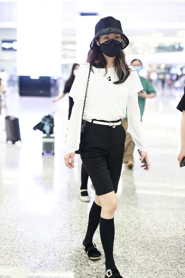 时尚潮流生活|韩雪外穿短袖搭长袖,下搭黑色短裤,脚上穿长靴酷得很!