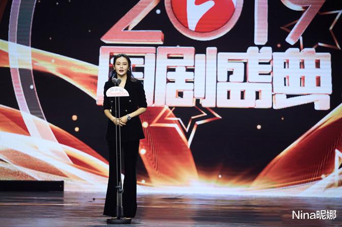 Nina昵娜 于明加上班图，穿羽绒马甲配衬衫提前过冬接地气，婴儿肌肤色太抢镜