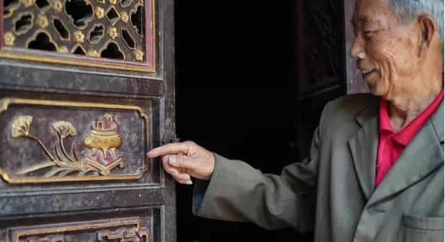 |祖上靠开矿发家,建房时贴了3.6斤黄金,如今78岁老人独守大宅