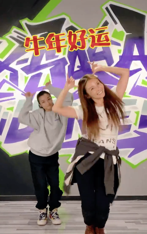 朱迅|朱迅近照素颜，穿打底裤跳热舞， 显老但状态好