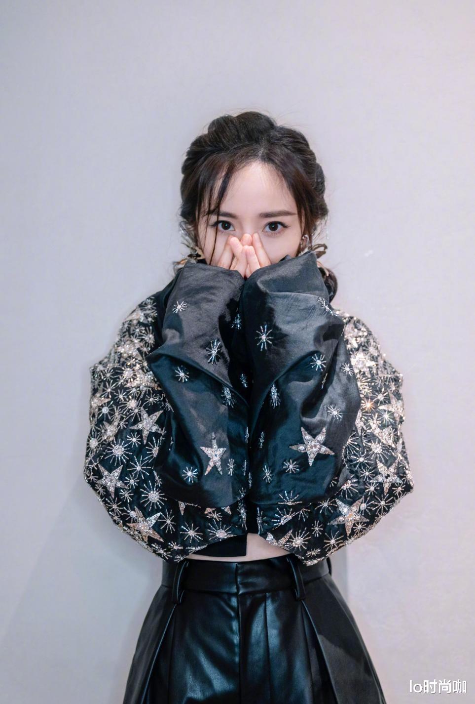 lo时尚咖 杨幂嘟嘴比剪刀手“卖萌”太可爱,甜酷风清纯俏皮,哪像当妈的人