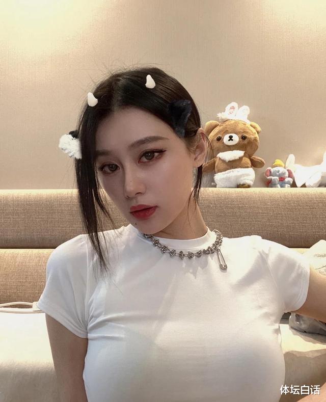 范志毅|范志毅英国籍女儿太美艳，为大7岁土豪男友庆生，二人已同居2年