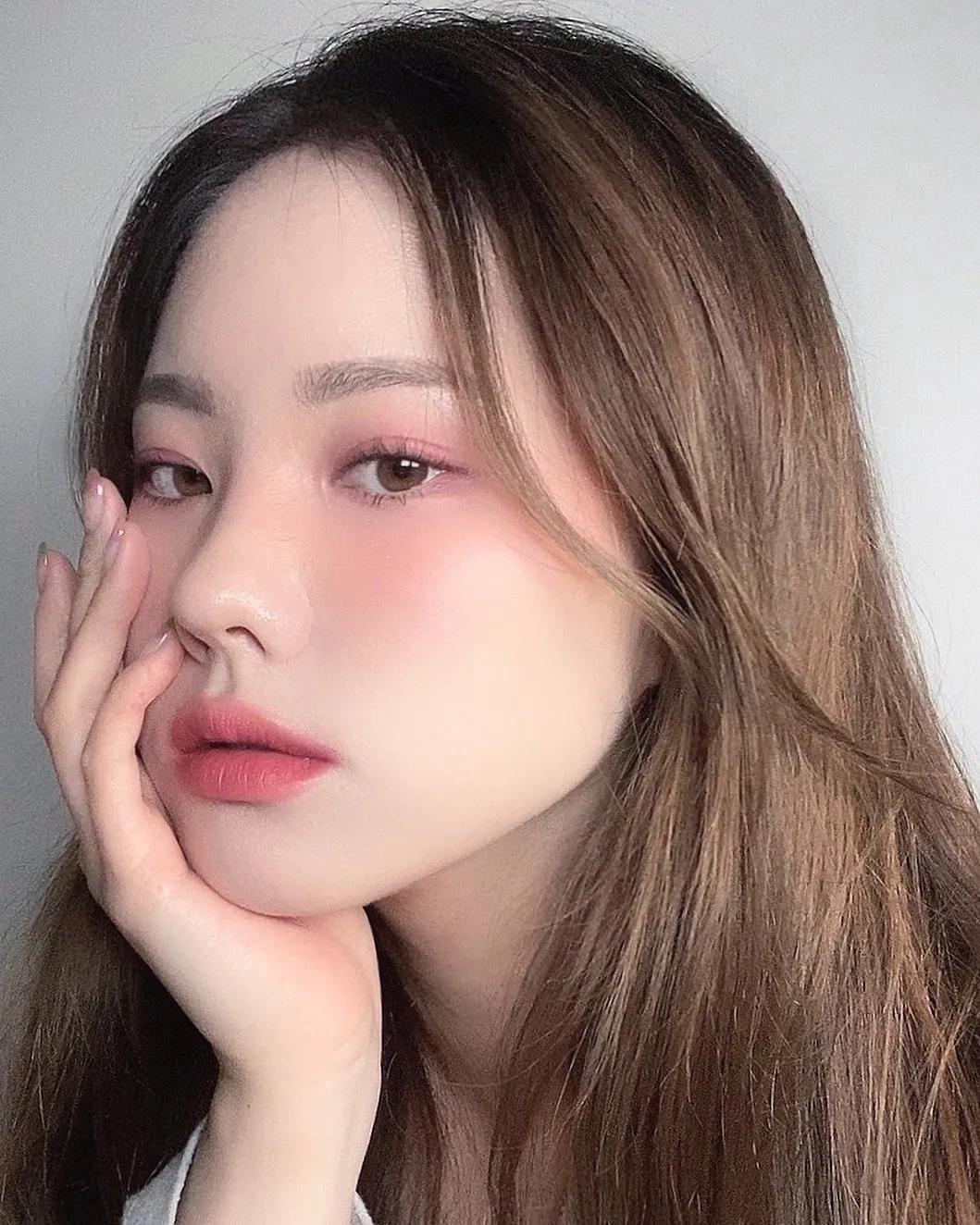 腮红|喝了假酒的Jennie竟穿肚兜上台?讲真,有被她的屁桃红炸到