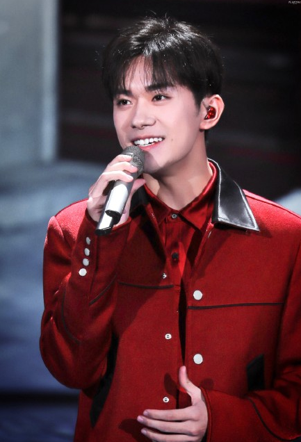 易烊千玺|易烊千玺春晚又戴假发？颜值回春成小鲜肉，原来是造型的问题