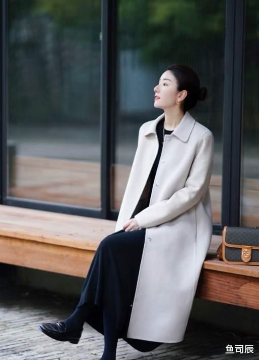 鱼司辰 今冬流行的“小黑裙”正火，搭配上大衣和羽绒服都超美，高级时髦