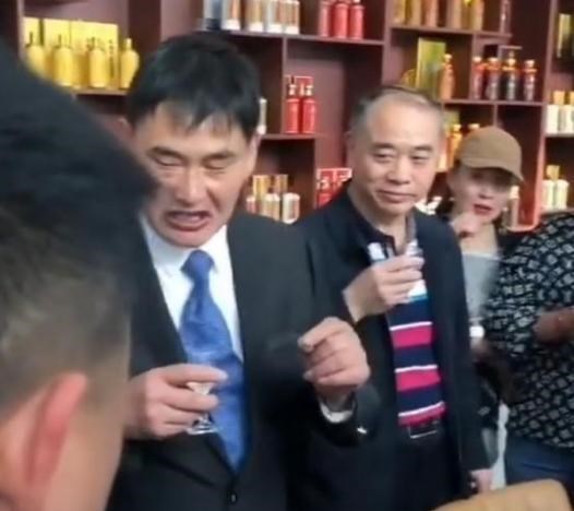 朱之文|朱之文西装革履现身品酒会，引网友热议：一个农民会品什么酒？