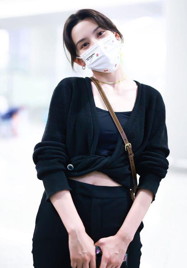 辰雪聊时尚|学宋祖儿这样穿针织衫，衣角拧成麻花配喇叭裤，一身黑照样显年轻