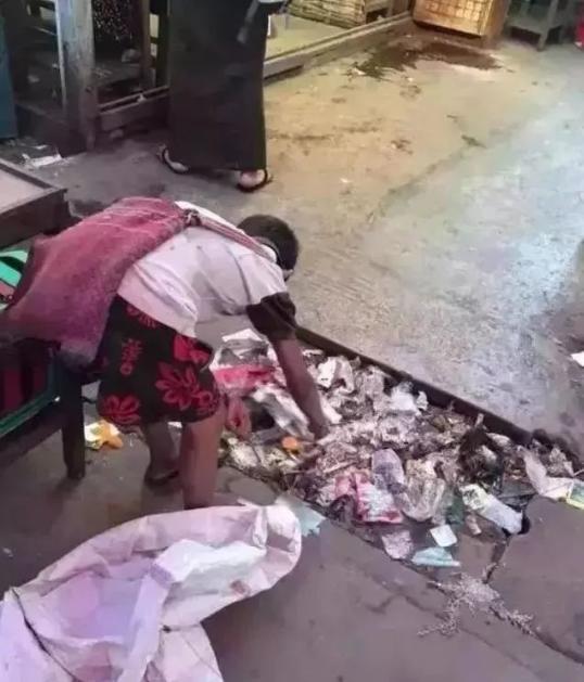 翡翠|10岁缅甸小孩靠拾荒“翡翠边角料”，养活一家人