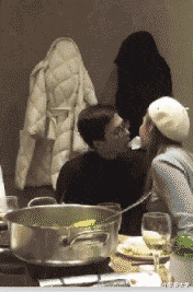 |“姑娘，你还是别穿白长裤了，拿手帕也挡不住了！”哇哈哈哈