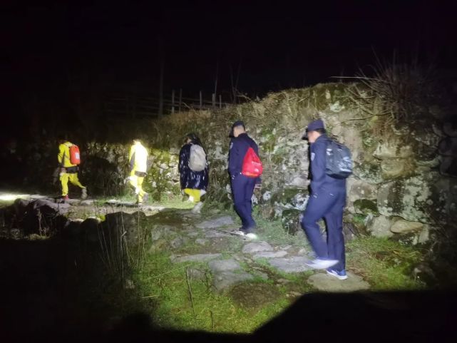 钱江视频 两男子被困百丈岭，警民冒雨跋涉4小时成功营救