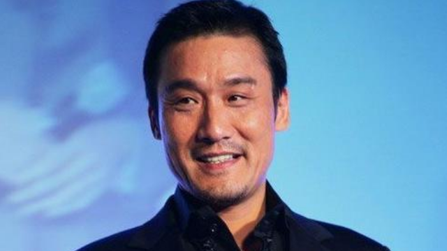 梁家辉|“爱国艺人”梁家辉:影帝沦落至摆地摊,当年封杀背后有何内幕?