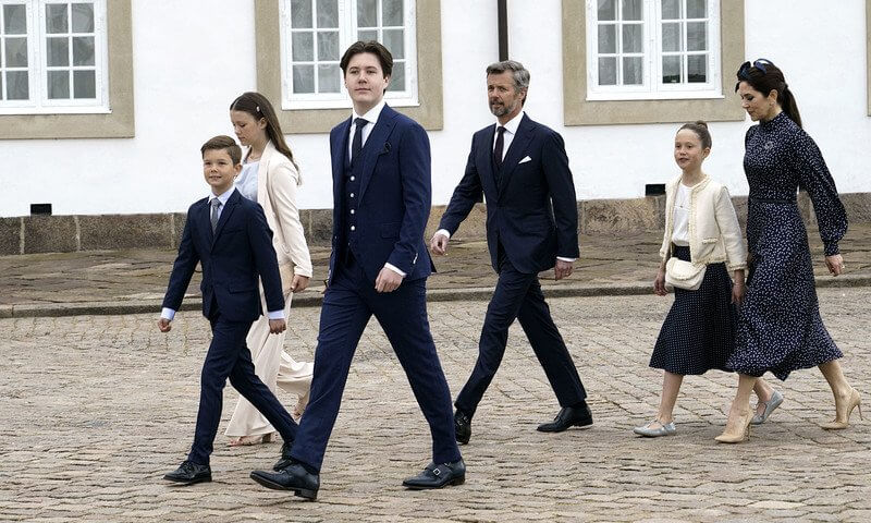 丹麥王室成員齊聚！49歲王妃穿波點裙超美，21歲華裔王子把人帥到-圖9