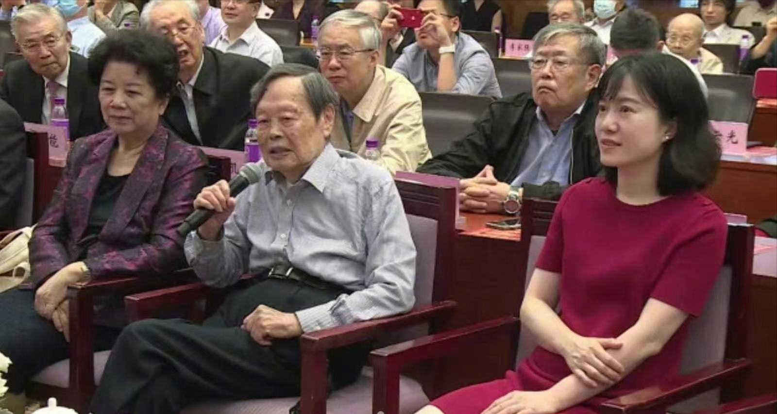 翁帆|杨振宁先生百岁生日现场照公开，与身穿红裙的翁帆十指紧扣切蛋糕