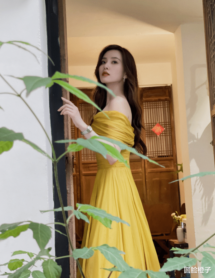 刘诗诗|刘诗诗复古造型太美了，一身纯白色蕾丝连衣裙，宛如油画里的美人