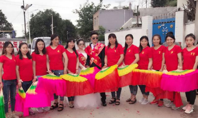 瑶瑶 11个姐姐凑32万给弟弟买房娶媳妇，如今姐姐们的现状令人感慨！