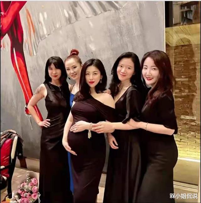 |37岁的朱珠怀孕也爱折腾,穿紧身露肩裙聚会,涂红唇变气场女王