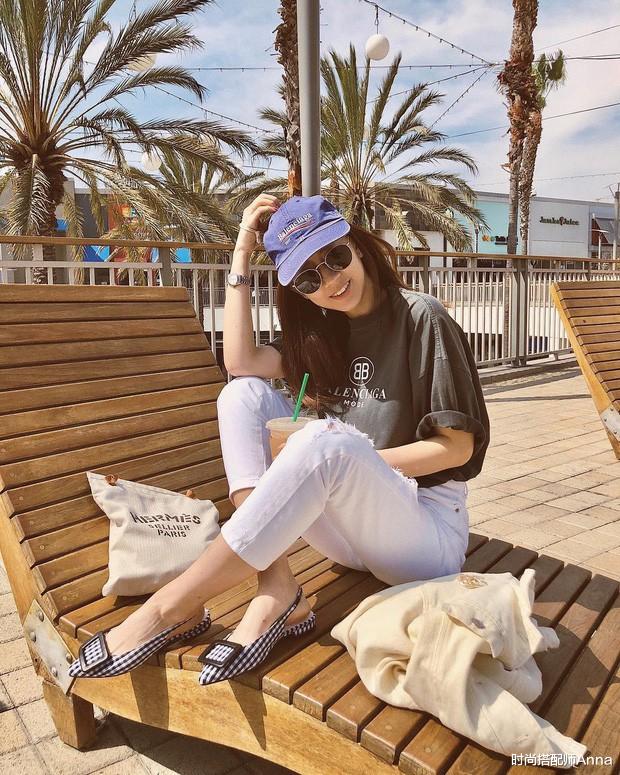 时尚搭配师Anna|牛仔裤+T恤如何穿得时尚又个性！打破常规，这样搭配绝对不普通