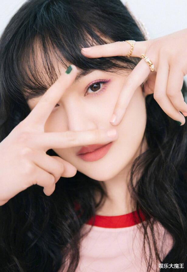 张恒|张恒二审后带子女出游，一手抱一娃爸爸力十足，女儿正脸首曝光似缩小版郑爽