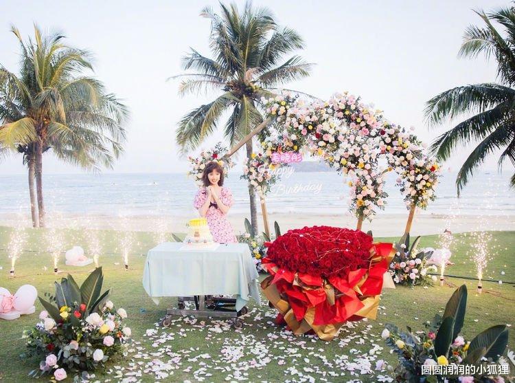 刘芮麟|毛晓彤晒海边生日照，穿花粉裙子甜美出镜，低眸浅笑幸福感满满