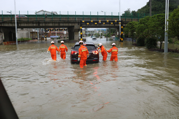 育儿馨说|危难时刻见忠诚!一辆军车在漫天大水逆行,这一彻底震撼了欧美