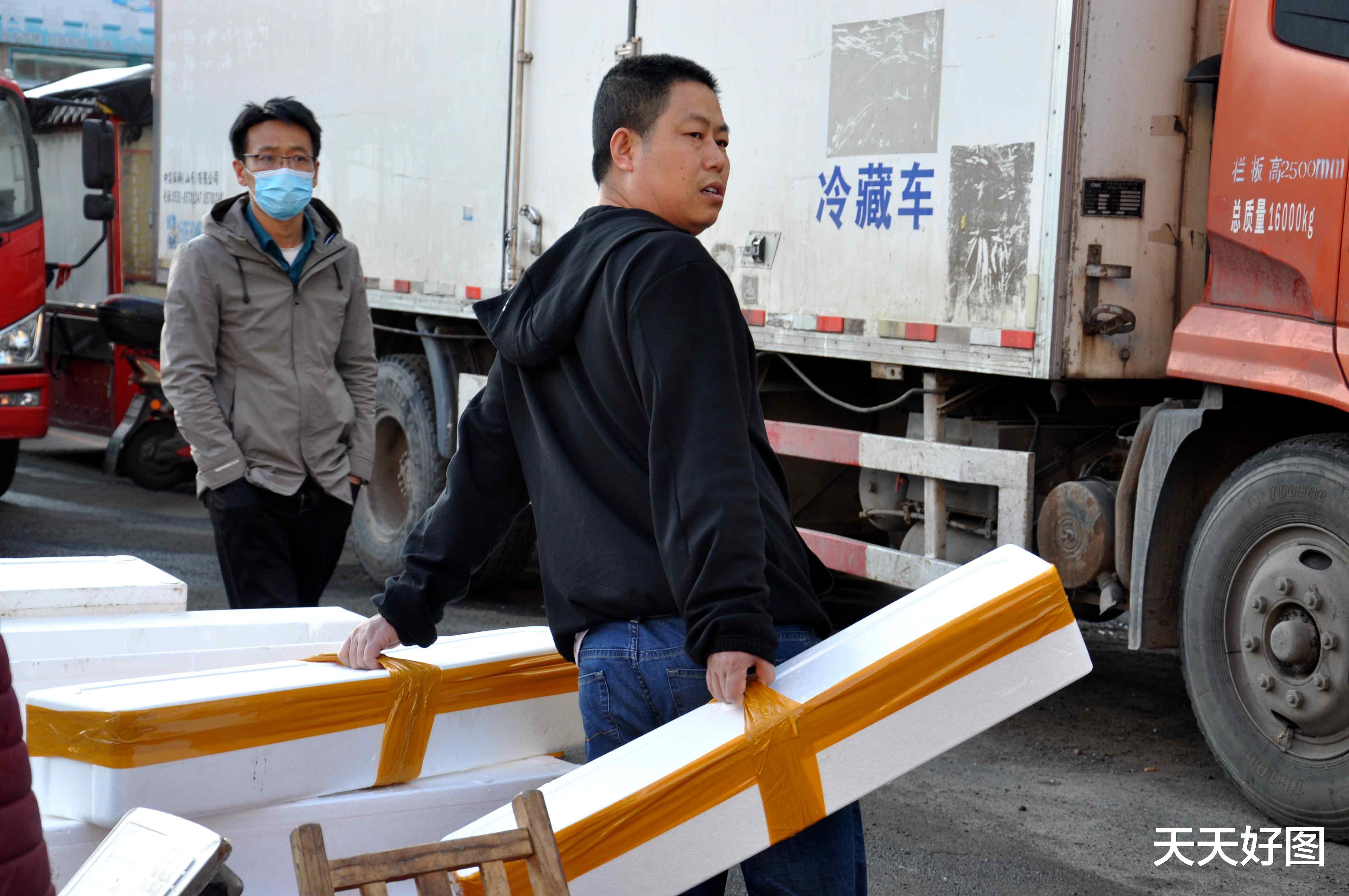 天天好图 最便宜10块钱一斤，五一小长假带火海鲜需求，青岛市场人气爆满